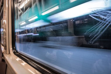 Hamburg, Almanya - 11 Temmuz 2018: Metro İstasyonu'na Speicherstadt alanda Hamburg Üniversitesi'nde yeşil ışık yanarsa. Tren bulanıklık olduğunu.