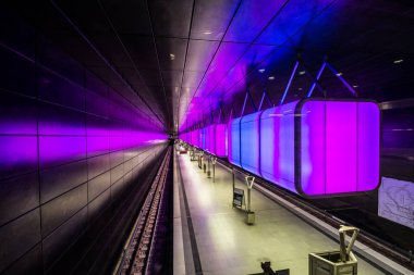 Hamburg, Almanya - 11 Temmuz 2018: Metro İstasyonu'na Speicherstadt alanda Hamburg Üniversitesi'nde ışık mor ışıklar ile.