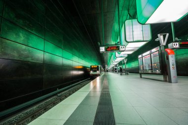 Hamburg, Almanya - 11 Temmuz 2018: Metro İstasyonu'na Speicherstadt alanda Hamburg Üniversitesi'nde yeşil ışık yanarsa. Tren bulanıklık olduğunu.