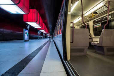 Hamburg, Almanya - 11 Temmuz 2018: Metro İstasyonu'na Speicherstadt alanda Hamburg Üniversitesi'nde kırmızı ışıklar ile. Tren bulanıklık olduğunu. 