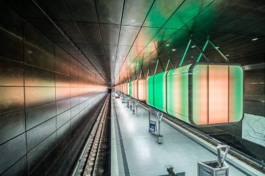 Hamburg, Almanya - 11 Temmuz 2018: Metro İstasyonu'na Speicherstadt alanda Hamburg Üniversitesi'nde ışık yeşil ışık yanarsa.