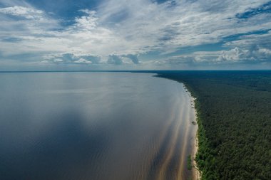 Mavi göl ve kumlu sahil havadan görünümü. Doğa Manzara.