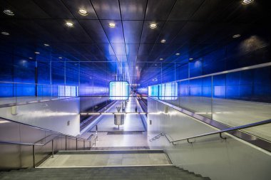 Hamburg, Almanya - 11 Temmuz 2018: Metro İstasyonu'na Speicherstadt alanda Hamburg Üniversitesi'nde ışık mavi ışıklar ile.
