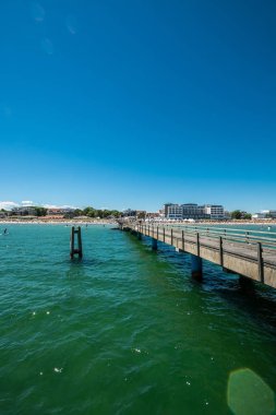 Travenmunde, Almanya - 01 Temmuz 2018: Güneşli bir günde güzel yaz deniz kıyısının panoramik görüntüsü.  