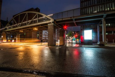 Hamburg, Almanya-Temmuz 09, 2018: Hamburg depo bölgesi (Speicherstadt) geceleri. Yağmur sonra güzel yansımalar gitti. 