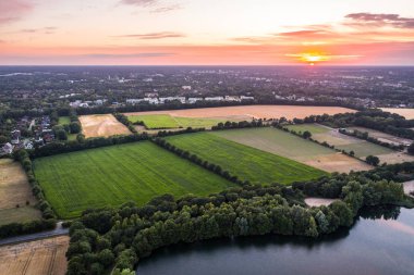 Almanya parkta üzerinde şaşırtıcı günbatımı hava görünümünü. Hill ve kuş bakışı görünüme gölden.