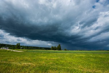 Yeşil alan. Yaz manzarası. Güzel bulutlar. Doğa manzarası. 
