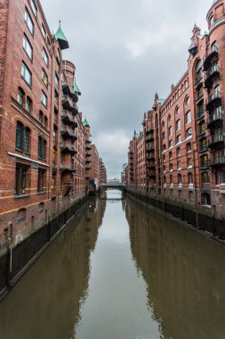Hamburg, Almanya - 25 Aralık 2017: Alte Speicher, eski depo, Speicherstadt filosu, tuğla taş mimarisi.