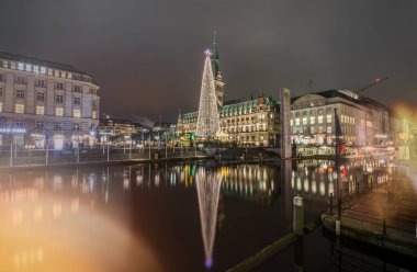 Hamburg, Almanya - 24 Aralık 2017: Hamburg Almanya'da Noel zamanı. Su Üzerine Düşünceler. Gece, uzun pozlama.
