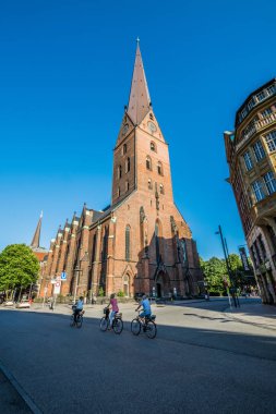Hamburg, Almanya-30 Haziran 2018: St. Peter Kilisesi, Hamburg 'da. Güneşli yaz günü.