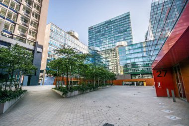 Hamburg, Almanya-Temmuz 01, 2018: pencerelerin pürüzsüz yansımaları ile Tall modern binalar. Hamburg, Almanya.