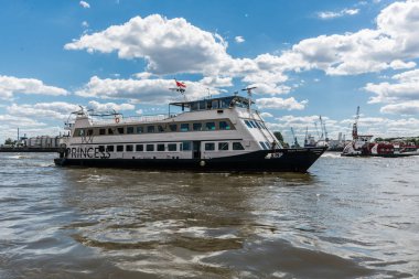 Hamburg, Almanya - 30 Haziran 2018: Hamburg'un Depo bölgesi (Speicherstadt). Cruise tekneleri.