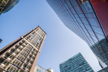 Hamburg, Almanya-Temmuz 01, 2018: pencerelerin pürüzsüz yansımaları ile Tall modern binalar. Hamburg, Almanya.