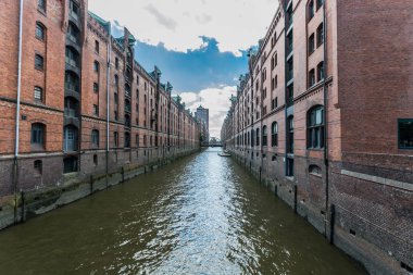 Hamburg, Almanya - 30 Haziran 2018: Hamburg'un Depo bölgesi (Speicherstadt). Cruise tekneleri.