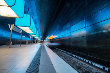 Hamburg, Almanya - 11 Temmuz 2018: Metro İstasyonu'na Speicherstadt alanda Hamburg Üniversitesi'nde ışık mavi ışıklar ile.