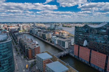 Hamburg, Almanya'nın muhteşem limanının havadan görünümü. Tekneler, gemiler ve güzel binalar