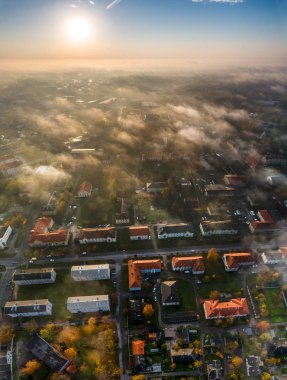 Şehir üzerinde güzel gündoğumu havadan görünümü. Şehir sis, puslu manzara. Hava Panoraması.