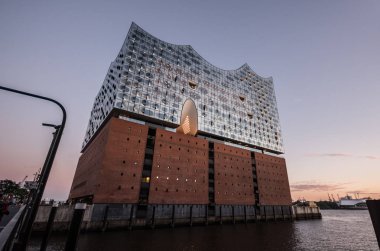 Hamburg, Almanya-Temmuz 03, 2018: Hamburg 'da Elbphilharmonie. Yaz şehri manzarası. Günbatımı.