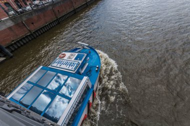 Hamburg, Almanya - 30 Haziran 2018: Hamburg'un Depo bölgesi (Speicherstadt). Cruise tekneleri.