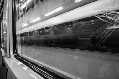 Hamburg, Almanya - 11 Temmuz 2018: Metro İstasyonu'na Speicherstadt alanda Hamburg Üniversitesi'nde ışıklı. Tren bulanıklık olduğunu. 