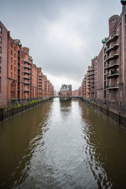 Hamburg, Almanya - 25 Aralık 2017: Alte Speicher, eski depo, Speicherstadt filosu, tuğla taş mimarisi.