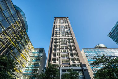 Hamburg, Almanya-Temmuz 01, 2018: pencerelerin pürüzsüz yansımaları ile Tall modern binalar. Hamburg, Almanya.