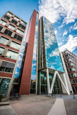 Hamburg, Almanya-Temmuz 12, 2018: pencerelerin bulutlar yansımaları ile Tall modern bina. Hamburg, Almanya.