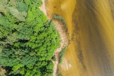 Mavi göl ve kumlu sahil havadan görünümü. Doğa Manzara.  