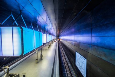 Hamburg, Almanya - 11 Temmuz 2018: Metro İstasyonu'na Speicherstadt alanda Hamburg Üniversitesi'nde Mavi ışıklı.