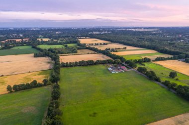 Almanya parkta üzerinde şaşırtıcı günbatımı hava görünümünü. Hill ve kuş bakışı görünüme gölden.