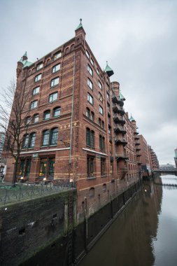 Hamburg, Almanya - 25 Aralık 2017: Alte Speicher, eski depo, Speicherstadt filosu, tuğla taş mimarisi.