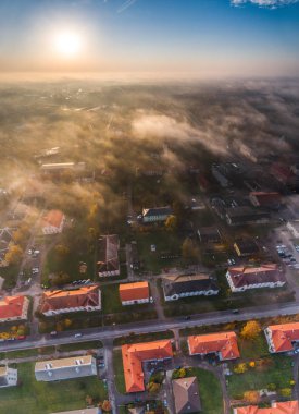 Şehir üzerinde güzel gündoğumu havadan görünümü. Şehir sis, puslu manzara. Hava Panoraması.