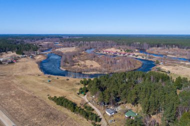Sahil sahilinde havadan görünüm uçuşu, eriyen buz. Kumlu kıyı, göl, orman ve kar üzerinde havadan görünüm. 