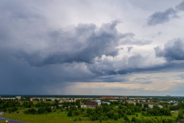 Karanlık fırtına bulutlu gökyüzü altında şehrin havadan görünümü. Şehrin üzerindeki fırtınadan hemen önce. Panorama.