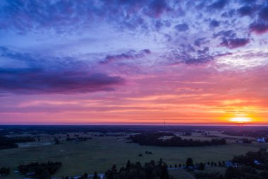 Yaz sezonunda inanılmaz gün batımı havadan görünümü. Doğa manzarası. Tarlalar ve ağaçlar. 