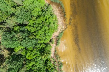 Mavi göl ve kumlu sahil havadan görünümü. Doğa Manzara.  