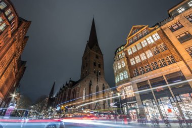 Hamburg Almanya'da Noel zamanı belediye binasında. Gece, uzun pozlama. Işık sızıntısı. Noel ağacı.