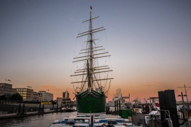 Hamburg, Almanya-Temmuz 03, 2018: Elbe Filarmoni Salonu (Elbphilharmonie) ve gün batımında yaz aylarında Elbe Nehri Panoraması. Elbphilharmonie HafenCity çeyreğinde bir konser salonu.
