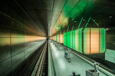 Hamburg, Almanya - 11 Temmuz 2018: Metro İstasyonu'na Speicherstadt alanda Hamburg Üniversitesi'nde ışık yeşil ışık yanarsa.