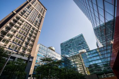 Hamburg, Almanya-Temmuz 01, 2018: pencerelerin pürüzsüz yansımaları ile Tall modern binalar. Hamburg, Almanya.