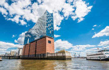 Hamburg, Almanya - 30 Haziran 2018: Elbphilharmonie Hamburg'da. Yaz şehir manzara.