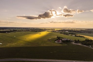 Yeşil alanlar ve köy üzerinde güneşli hava