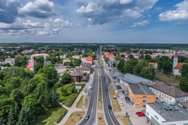 Gün batımında şehrin havadan görüntüsü. Güzel sonbahar şehri manzarası.