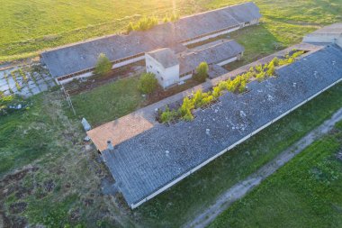 Terk edilmiş çiftlik evi / ahır havadan görünümü. İnanılmaz yaz manzarası. Günbatımı. 