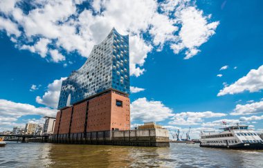 Hamburg, Almanya - 30 Haziran 2018: Elbphilharmonie Hamburg'da. Yaz şehir manzara.