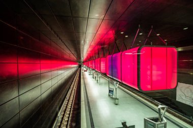 Hamburg, Almanya - 11 Temmuz 2018: Metro İstasyonu'na Speicherstadt alanda Hamburg Üniversitesi'nde kırmızı ışıklar ile.