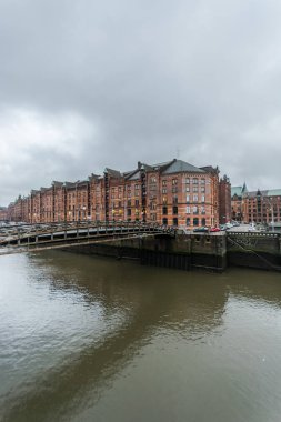 Hamburg, Almanya - 25 Aralık 2017: Alte Speicher, eski depo, Speicherstadt filosu, tuğla taş mimarisi.