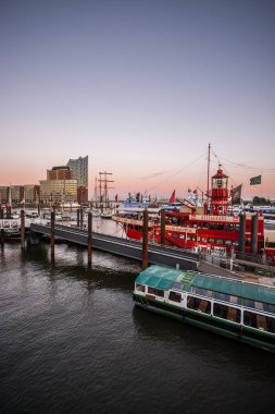 Hamburg, Almanya-Temmuz 03, 2018: Elbe Filarmoni Salonu (Elbphilharmonie) ve gün batımında yaz aylarında Elbe Nehri Panoraması. Elbphilharmonie HafenCity çeyreğinde bir konser salonu. 