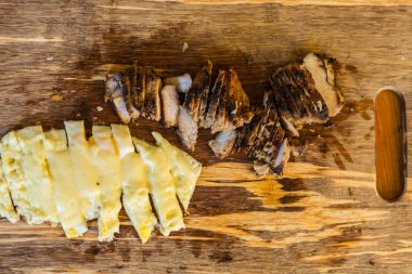 Et, yumurta ve peynirli tortilla sarması yapımı. Taze sebzeler.