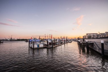 Hamburg, Almanya-Temmuz 03, 2018: Elbe Filarmoni Salonu (Elbphilharmonie) ve gün batımında yaz aylarında Elbe Nehri Panoraması. Elbphilharmonie HafenCity çeyreğinde bir konser salonu. 